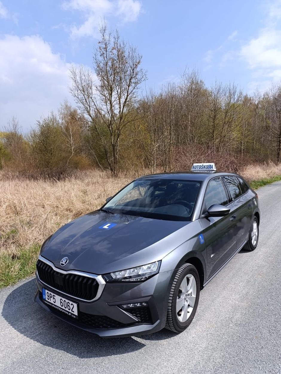 Šedá Škoda Scala